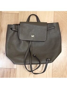 LIKE NEW Michael Kors Women’s Junie Medium Leather Flap Backpack